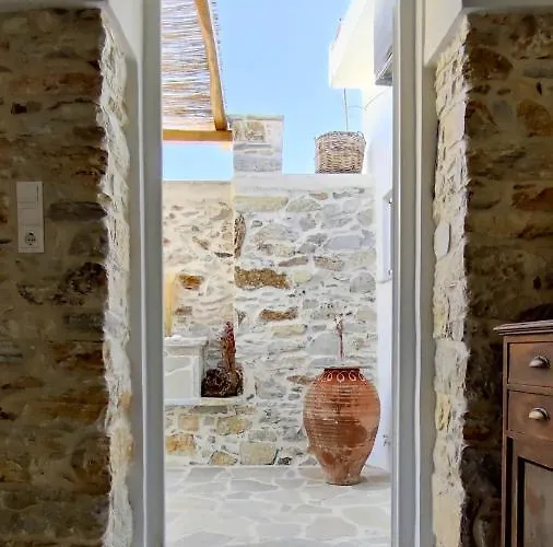 Laina Traditional Aperathos