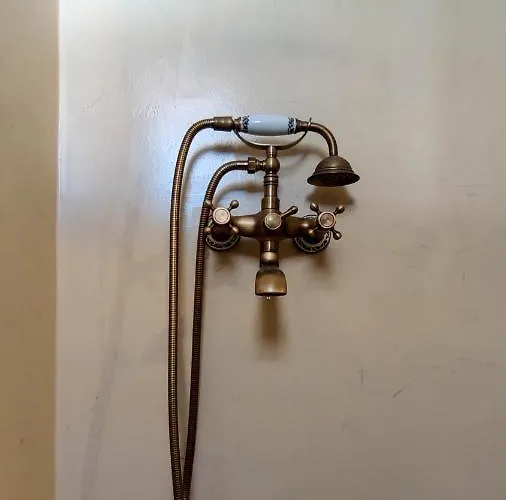 Laina Traditional Aperathos